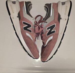 New Balance 997S Pink Sneakers